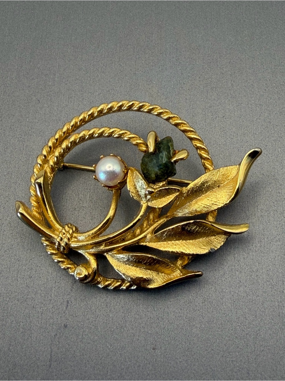 Sarah Coventry “Jade Garden” Gold-Tone Leaf & Faux Pearl Brooch with Green Stone